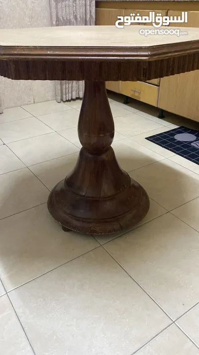 طاولة مطبخ دائرية تكفي 4 كراسي