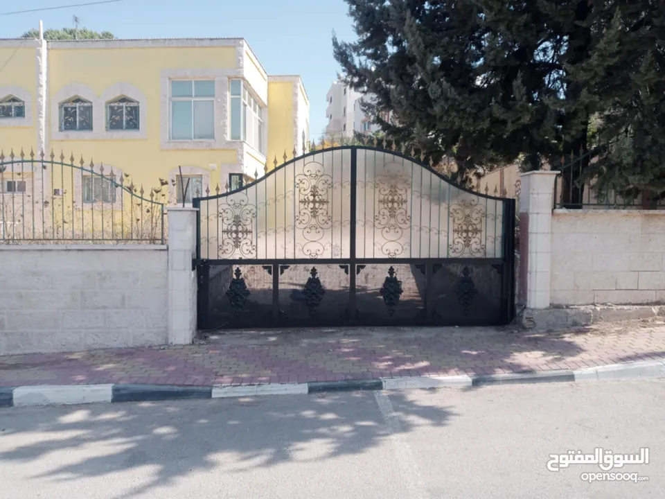 فيلا من الطوب والحجر مكون من طابقين