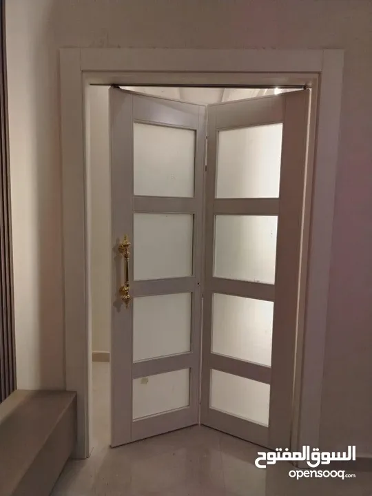 ابواب خشبيه داخليه و خارجيه بتصاميم حديثه وفاخره وعصريه جميع الانواع دهان  او تلبيس pvc  وقشره بلوط