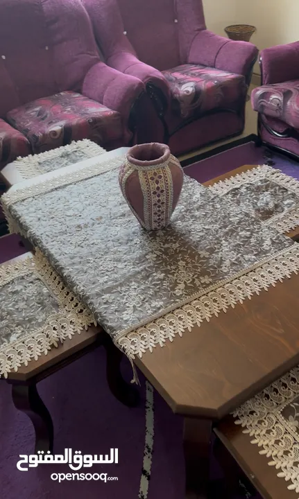 غرفة ضيوف كاملة كنب وطاولة وسجاد وعش وبرادي وثريا