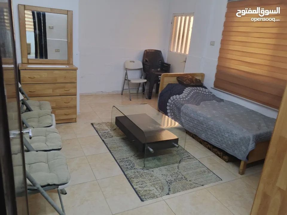 شقه مفروشه  طابق ارضي  بالزرقاء جبل طارق   قريبة من الخدمات