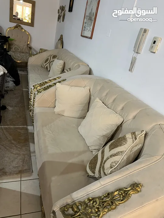 غنفة مع كرسي عدد اثنين ذهبي دمياطي لويس وطاقم طاولة ضيافة من ثلاثة قطع حفر وجام فاخر