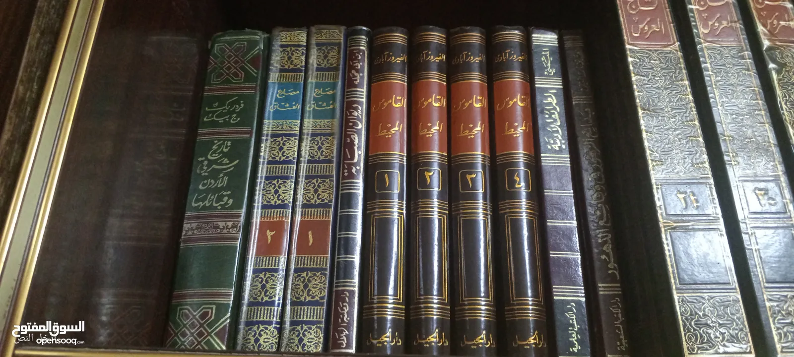 كتب كثيييير للبيع طبعا ما قدرت اصورهن كلهن