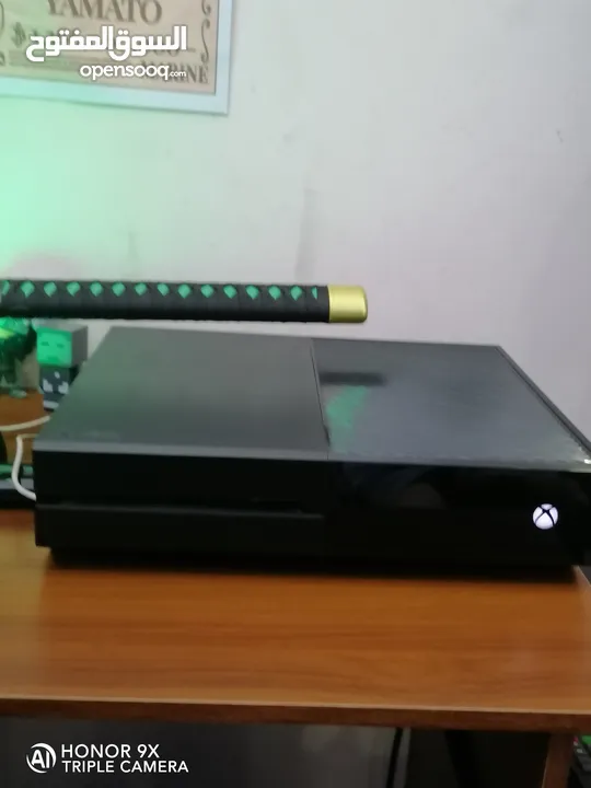 Xbox one 1TBاسود مستعمل نظيف ما مفتوح و لا مصلح ويه كارتونه