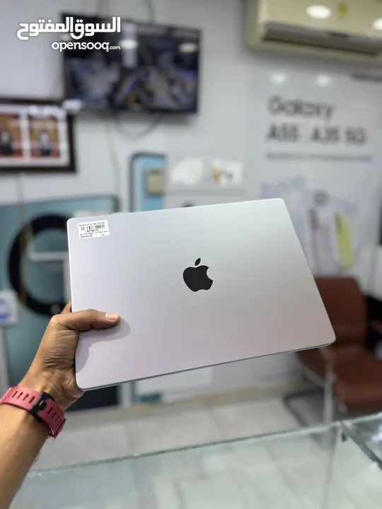 Apple MacBook pro  max 1TB 14 inch brand new condition  new madel