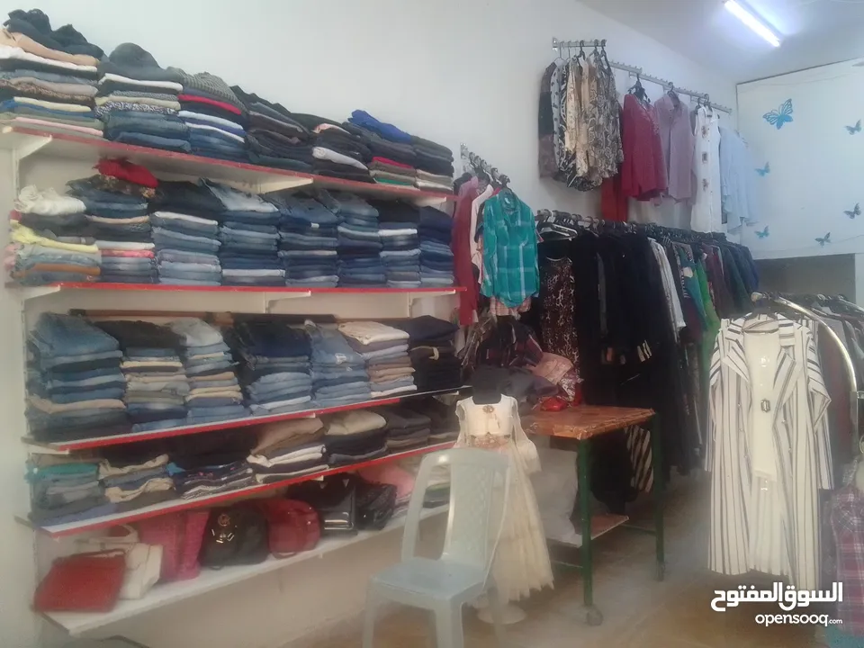 محل ملابس للبيع