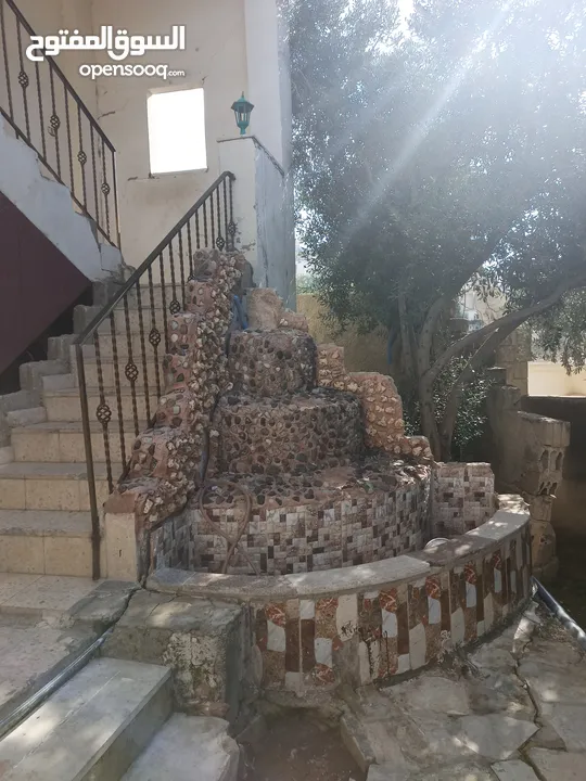 عماره مميزه في حي مميز بسعر جيد مناسبه لعائله مدخل مستقل قوشان مفروز اربع طوابق كل طابق مسطح 155 متر