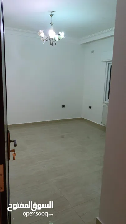 شقه فارغه فاخره ومميزه جدا  سوبر ديلوكس للايجار لم تسكن بعد التجديد نهائيا 200متر