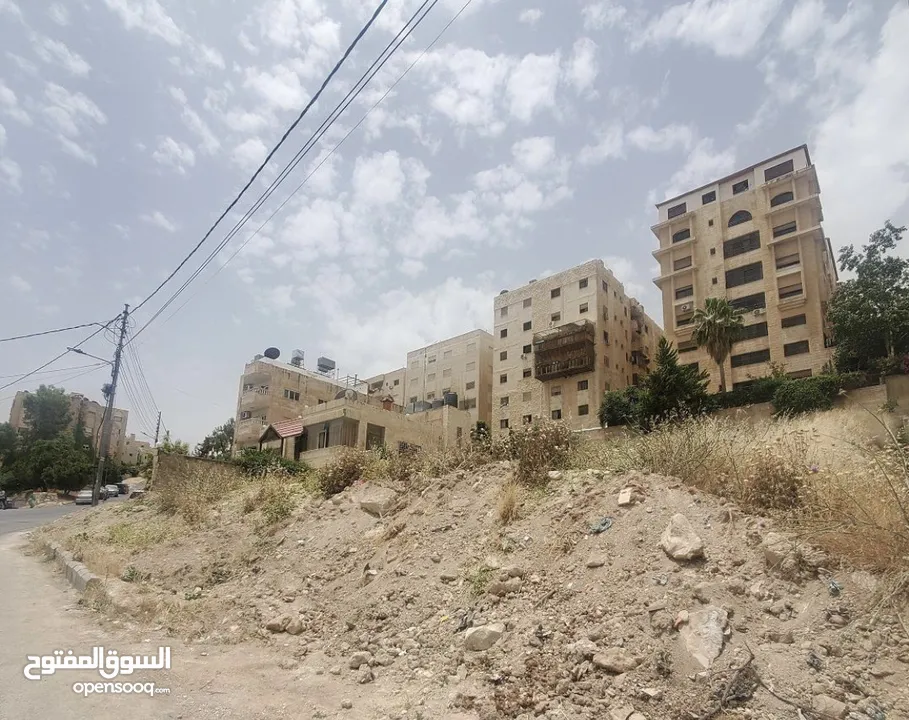 قطعة أرض للبيع في منطقة عمان-عرجان مساحة دونم تقريبا من المالك مباشرة بدون وسطاء