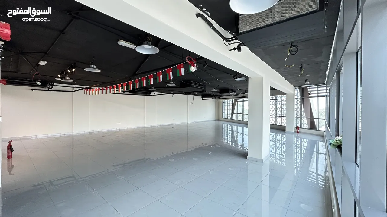 مكتب واسع للايجار في موقع مميز في شارع 18 نوفمبر - Commercial space for Rent in 18 November st