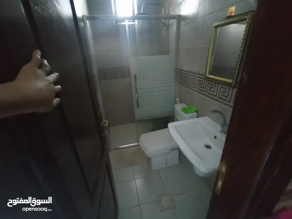 رووف للايجار في منطقة الثالثة مقابل مستشفى العقبة الحديث