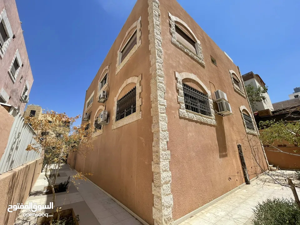 عمارة للبيع فل عقبة تاسعة جمعيات شقتين كل شقة 200 متر+ تسوية 80 متر بسعر مغري مساحة الارض 476