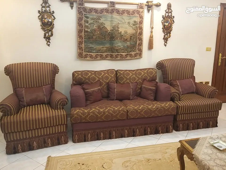 كنب بحالة ممتازة ونظيف جدا التواصل واتسا Sofa in excellent condition, very clean