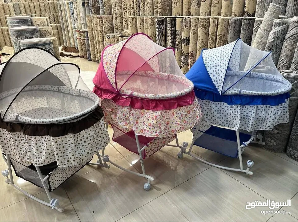 تخت بيبي بشكل جديد بسعر العرض 179 شيكل فقط مزود بفرشة و مخدة و ناموسية و سلة و تعليقة .