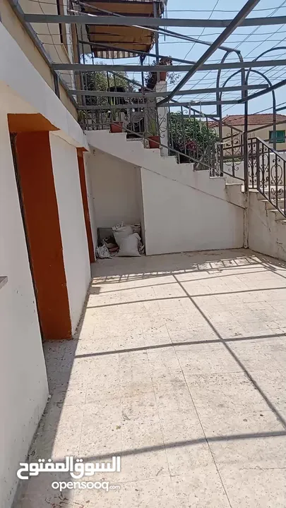 منزل كامل للبيع في جرش منطقة الجبارات مطل على شارعين قريب من مطعم وسوبر ماركت الوادي الأخضر