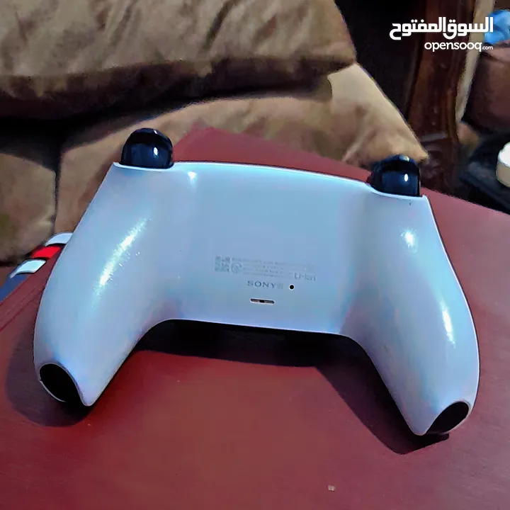 يد بليستيشن 5 نوع Sony استعمال خفيف وشغالة 100٪ وسبب البيع انها موجودة بدون اي داعي واضطريت ابيعها