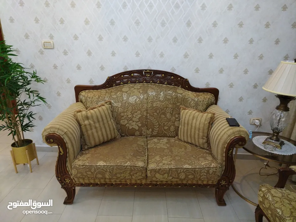 بيع  طقم ضيوف عشره مقاعد مكون من ثلاثيه ومجوزتين وثلاث مفارد استعمال قليل.مع برادي عدد2 عرض 290