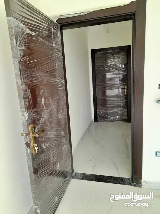 شقه تشطيب جديد2نوم مع ماستر2حمام صاله صالون مطبخ بلكون موقع مميز/يوجداسكان يتوفر به شقق أخرى للايجار