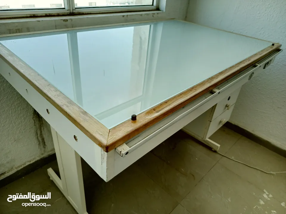مرسم و طاولة شف (حجم كبير بقياس 130سم x 85 سم) لجميع الاغراض الهندسية.