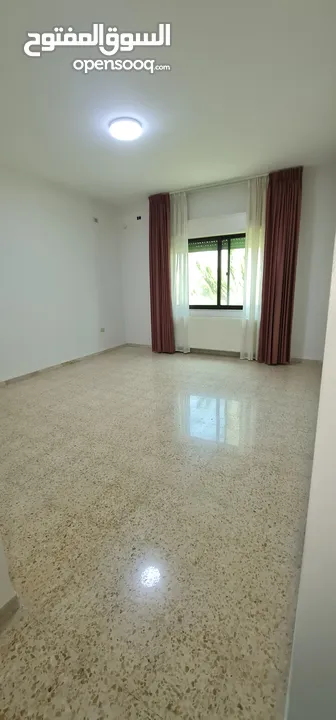 شقة للبيع في  الجاردنز  وقرب شارع المدينة المنورة 200م طابق اول علي شارعين بحالة جيدة جدا بسعر مغري