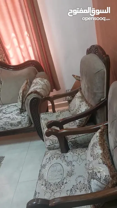 للبيع طقمين كنب جلوس أحدهما أحرف زان