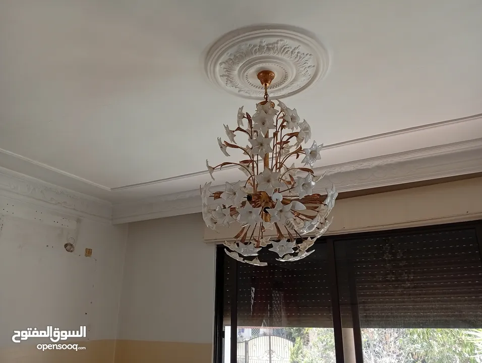 مجموعه خرده للبيع  وثريات  نحاس  و2تخت خشب للجادين