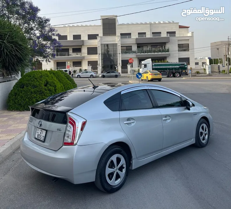 تويوتا بريوس منفوضه بالكامل مع جنط كوشوك وكاله غرفه وكاله جلد بطاريه فحص كهرباء فحص بسعر مغري جدا