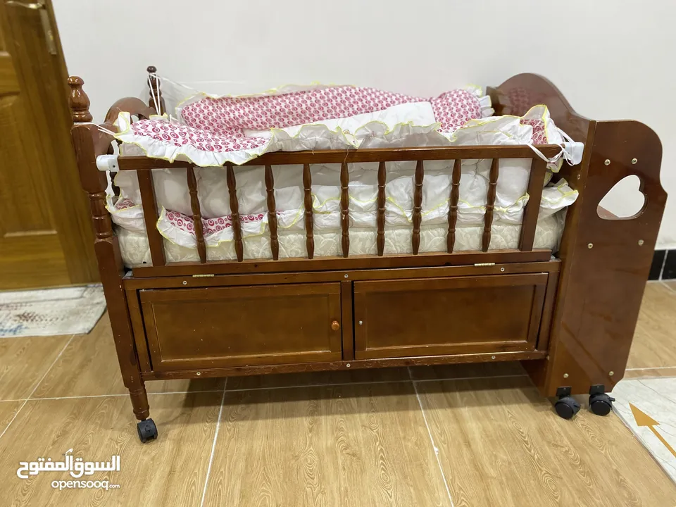 سرير طفل مع ملحقاته مندر ومصد طفل