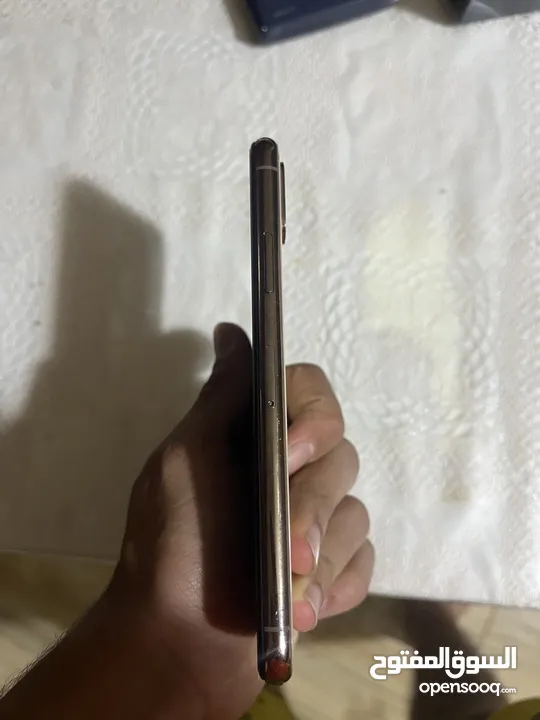 ايفون xs لون ذهبي بحالة ممتازة 256 جيجا مع ثلاث كفارت