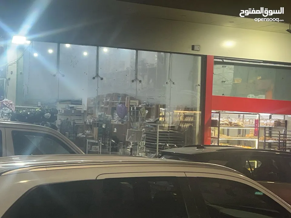 محل تجاري مميز على الشارع وسط مدينة رام الله يبعد عن دوار المنارة 25 متر