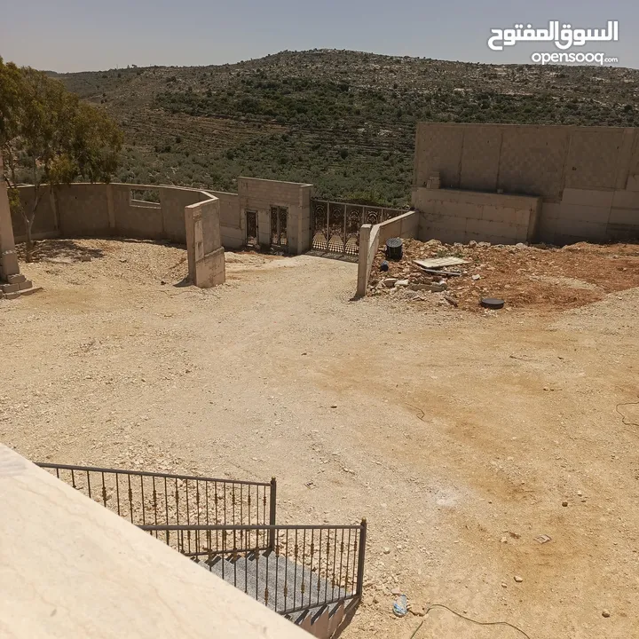 للبيع في عابود شاليه مساحة واسعة