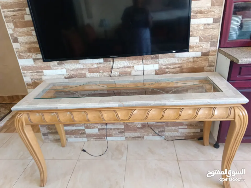 طقم كنب وطقم طربيزات و قنصل و طقم سفرة مع دريسوار فخم جدا