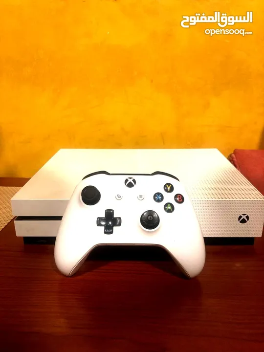 Xbox One S in excellent condition – with 2 controllers and Game Pass subscription. For sale.