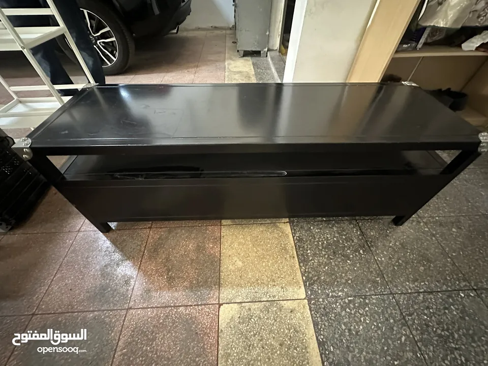 طاولة تلفزيون مستعملة من ماركة ZARA