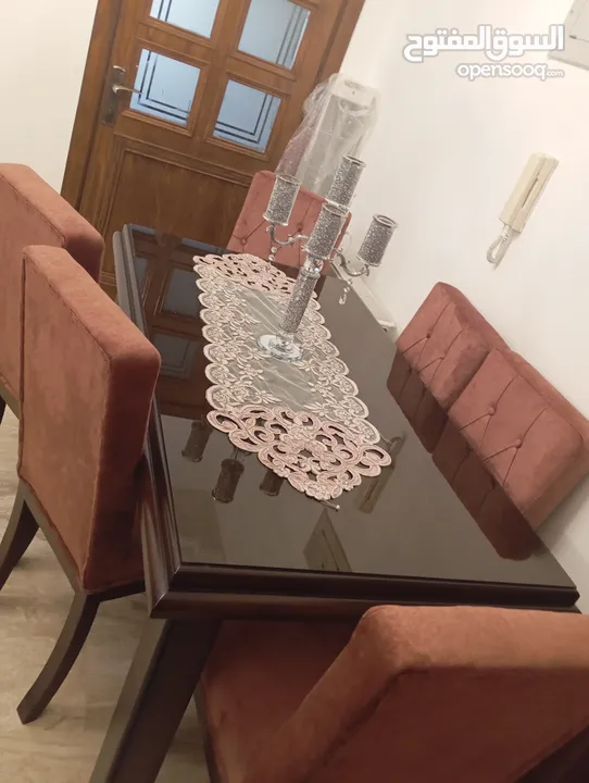 طقم كنب ضيوف فاخر و طاولة سفرة وطاولة وسط