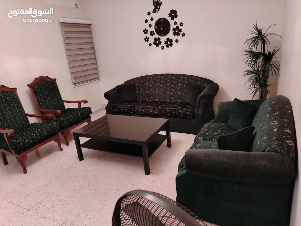 طقم كنب 7 مقاعد بحالة ممتازه سويد 4 سم مع مفردتين خشب زان