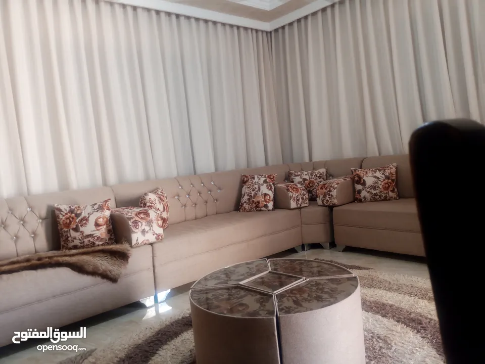 طقم كنب كورنر نضيف ولا خدشه مستعمل بحاله الوكاله