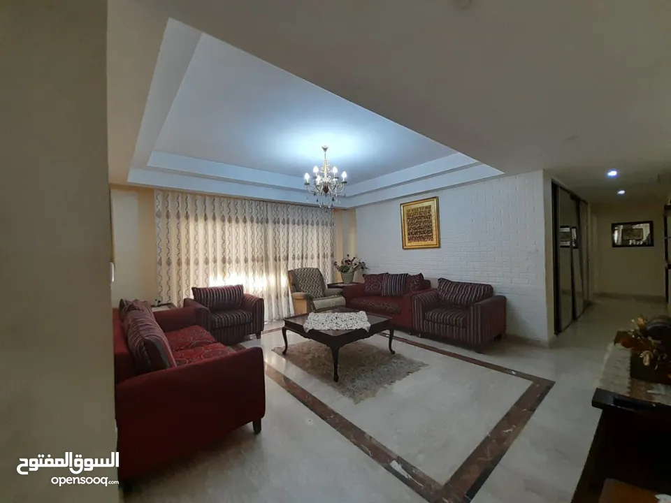 شقة طابقيه ( معلقه مستوى الشارع ) فارغة في دير غبار للبيع  ref : 14182