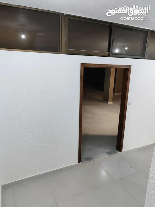طوابق تجارية بمساحات متنوعة على طريق عمان-السلط نزول وادي الشجرة بأسعار مناسبة