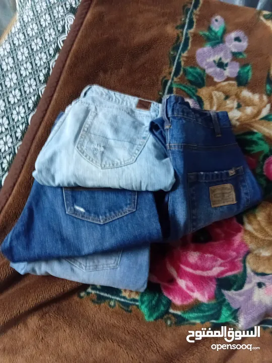 * شروة ألبسة جديدة مميزة بسعر مغري جدا _براندات/جينزات عدد 5 و بلايز تيشرتات عدد 5جديدة .اقرا الوصف