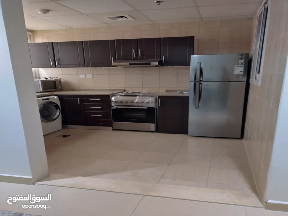 للايجار الشهري شقة استديو مفروشة بمساحة واسعة مع مطبخ منفصل في عجمان منطقة الجرف أبراج الياسمين