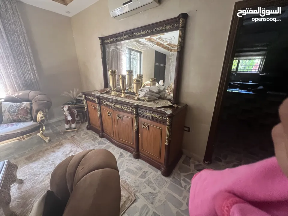 طقم كنب غرفة ضيوف مع طاولة سفرة مصري