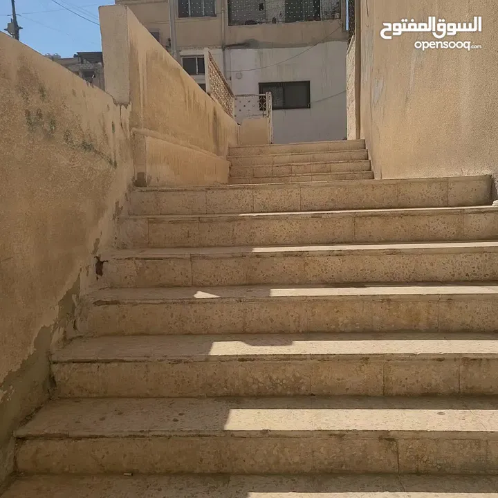 شقة طابق شبه ارضي للبيع العاجل بسبب السفر موقع مميز جدا قريب من كل  الخدمات