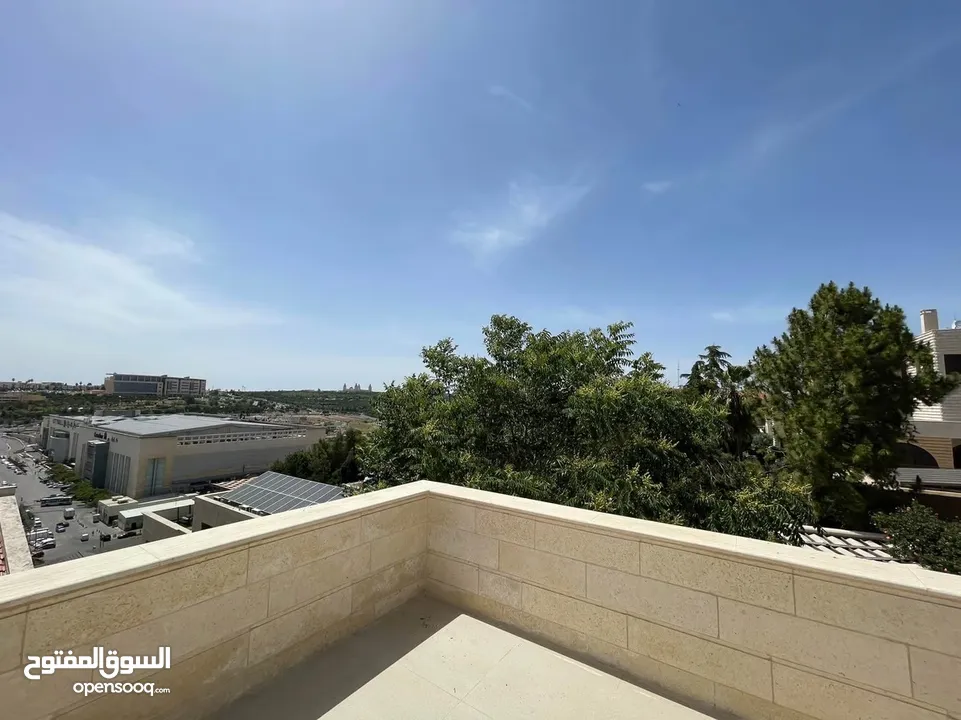 شقة طابقية (سكن خاص) للبيع بإطلالة (بانارومية) وجميلة جداً على السيتي مول وحدائق الحسين وقرب مكة مول