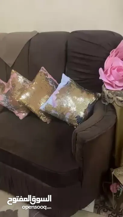طقم كنب للبيع في حالة ممتازة