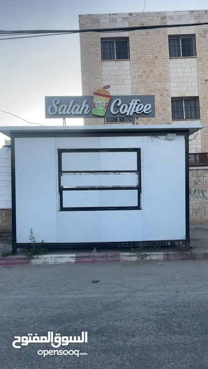 كشك طول 4 متر عرض 2.5 متر في طوباس ارضية بلاط مع مجلى كامل مع خزائن مطبخ