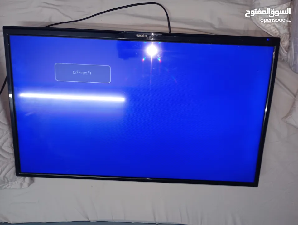 شاشه بصلاه عنبي فيها خشط خفييييف مش امبيت اصلا