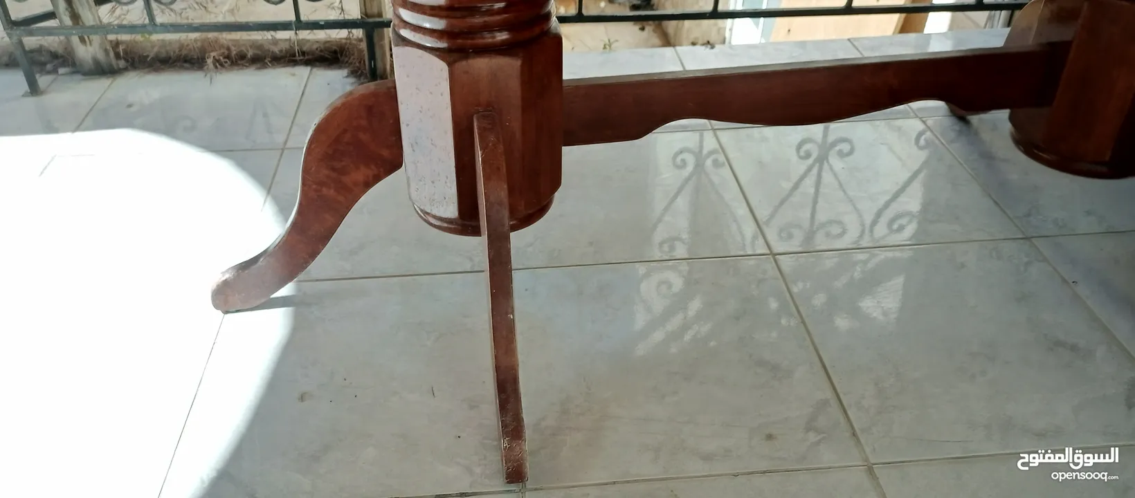 طاوله سفره بحاله جيده جدا بدون كراسي