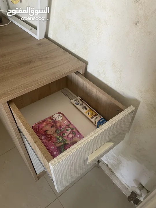 سرير طابقي مع مكتب و خزانة