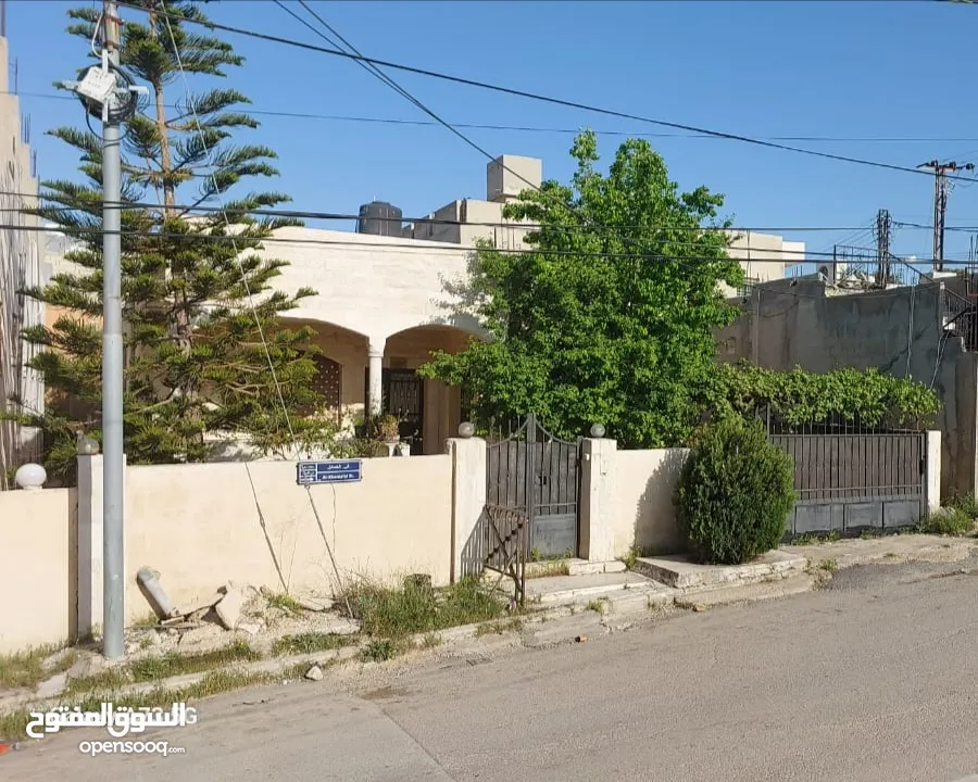 بيت مستقل للبيع  في مأدبا مقابل مستشفى النديم الحكومي